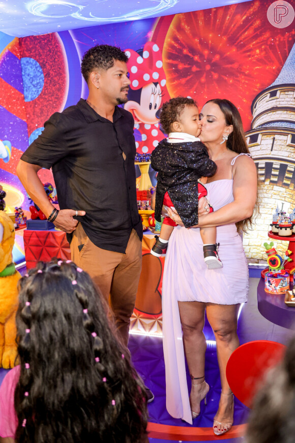 Viviane Araujo, Guilherme Militão e Joaquim: bebê de 1 ano ganhou beijo da mãe durante o parabéns