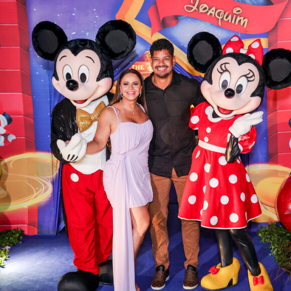 Viviane Araujo e o marido, Guilherme Militão, na entrada da festa de Joaquim