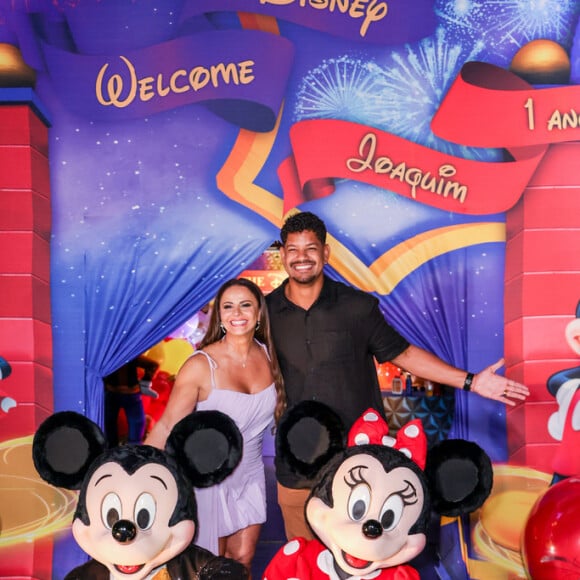 Viviane Araujo e Guilherme Militão posam com Mickey e Minnie