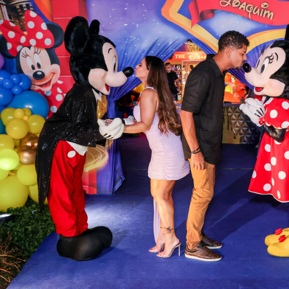 Viviane Araujo e o marido fizeram fotos divertidas com os personagens da Disney