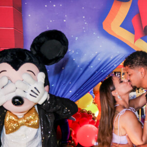 Viviane Araujo e Guilherme Militão trocaram beijos na festa do filho. Detalhe para as reações de Minnie e Mickey!