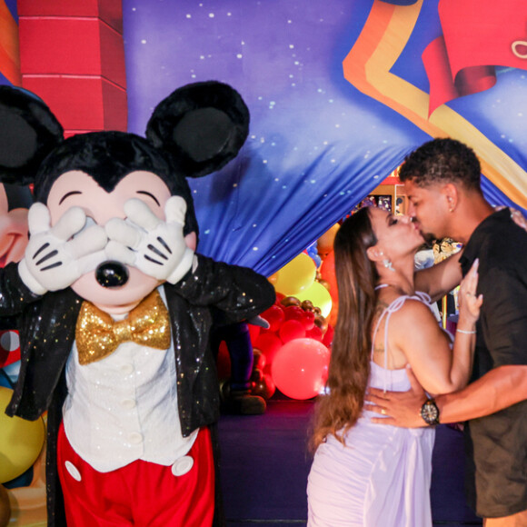 Viviane Araujo e Guilherme Militão trocaram beijos na festa do filho. Detalhe para as reações de Minnie e Mickey!