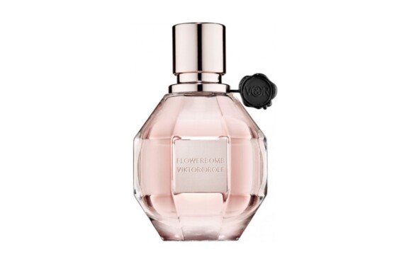 Perfume Flowerbomb, da Viktor & Rolf, entrega muito glamour e sofisticação, graças ao seus acordes de flores opulentas e notas adocicadas, que resultam em uma combinação forte e luxuosa