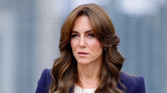 Kate Middleton é vista com ferimento em visita a presídio masculino. Fotos!