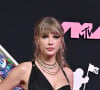 Taylor Swift usou um vestido preto Versace com fenda para o red carpet