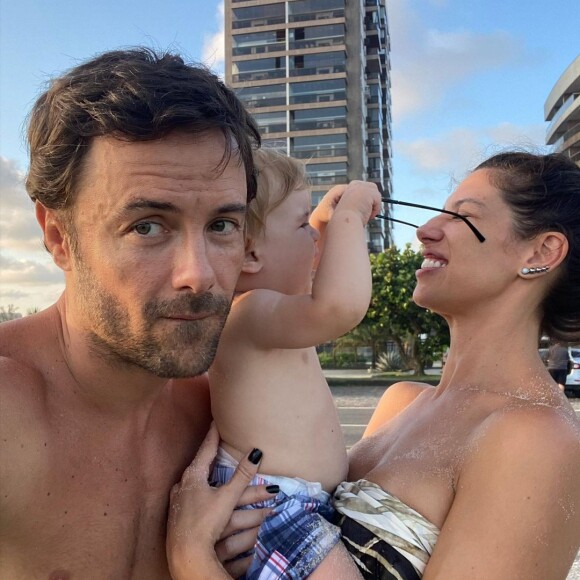 Kayky Brito e Tamara Dalcanale em foto com o filho, Kael, de quase 2 anos