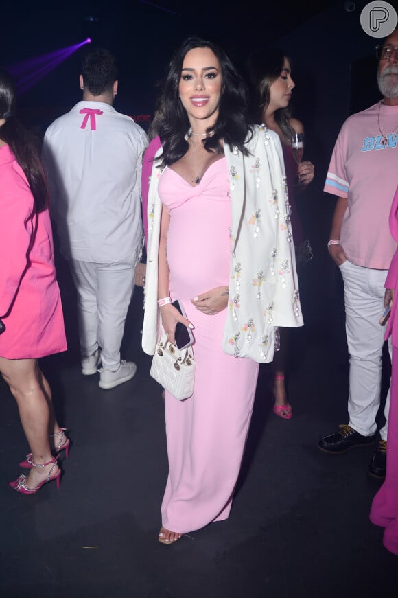 Bruna Biancardi usou um vestido longo rosa para ir a festa da Virginia Fonseca