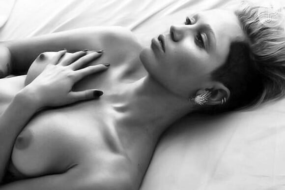 Miley Cyrus faz topless mais uma vez para a 'W Magazine'