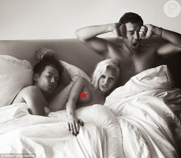 Miley Cyrus é criticada pelo comportamento rebelde. Neste ensaio para a revista 'W Magazine', ela aparece pelada na cama com dois homens
