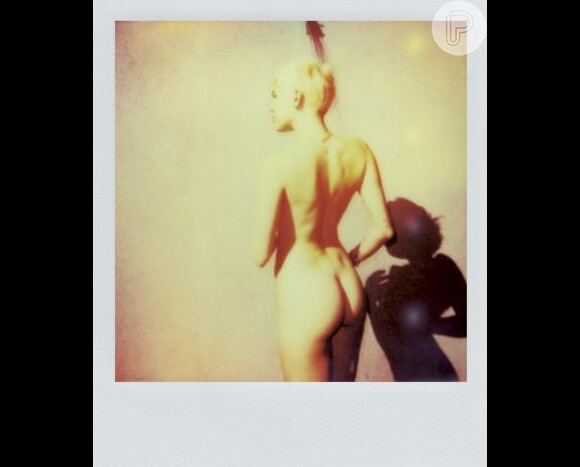 Miley Cyrus publica fotos de seu ensaio nu para a revista 'V Magazine'