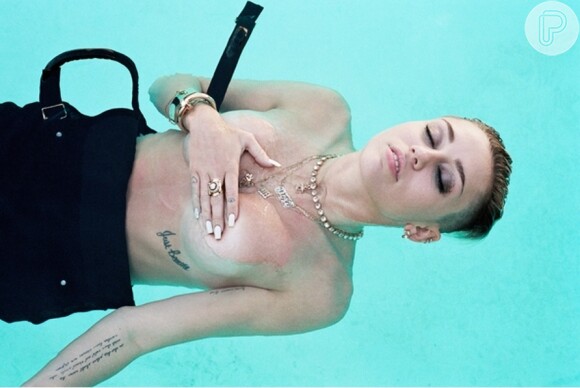 Miley Cyrus posa de topless na piscina para ensaio da 'Rolling Stone'