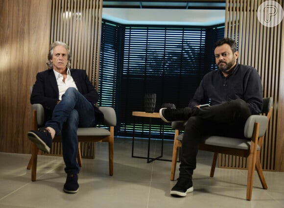 Em áudios atribuídos a Eric Faria, o repórter critica esquema tático de Jorge Sampaoli: 'Ele tem problema de ver o jogo, de entender o que ele tem na mão. É inacreditável isso, cara'. Na foto, o jornalista com Jorge Jesus