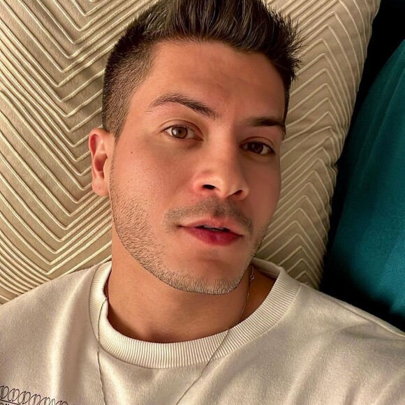 Arthur Aguiar chocou os fãs, nesta segunda-feira (18), ao revelar o fim do namoro com a influenciadora digital Jheny Santucci