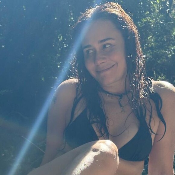 Alessandra Negrini foi alvo de elogios por foto sem maquiagem em cachoeira