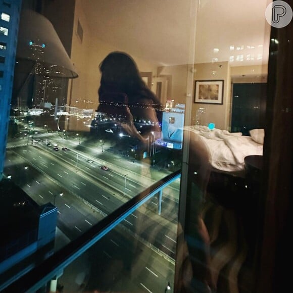 De lingerie, Alessandra Negrini surgiu em reflexo de vidraça de hotel nos EUA