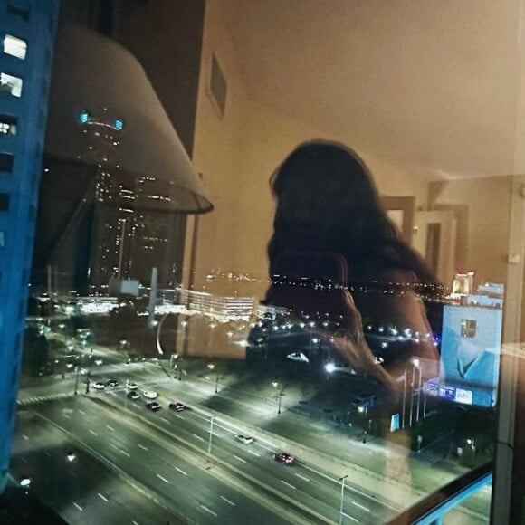 De lingerie, Alessandra Negrini surgiu em reflexo de vidraça de hotel nos EUA