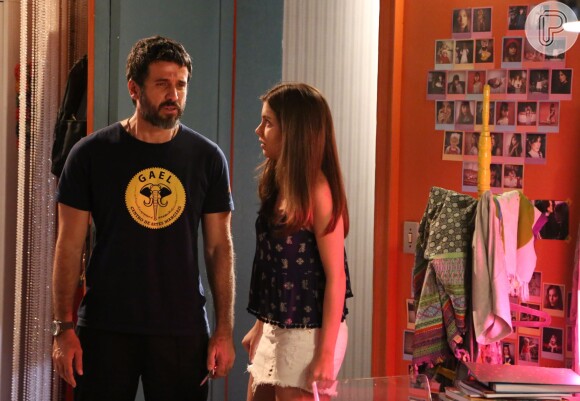 Gael (Eriberto Leão) chegará em casa e encontrará a filha (Isabella Santoni) dormindo com Pedro (Rafael Vitti)