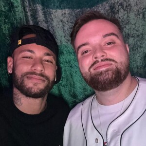 Neymar também posou com um fã na festa na Espanha