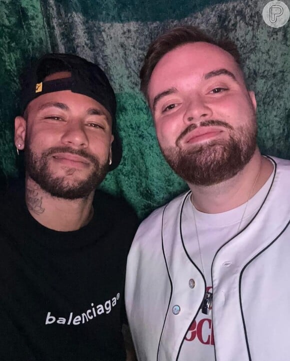 Neymar também posou com um fã na festa na Espanha