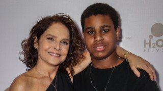 Filho de Drica Moraes chama atenção pela altura aos 14 anos e combina look com a mãe em pré-estreia de filme