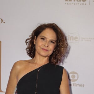 Drica Moraes escolheu um vestido assimétrico e de ombro único na pré-estreia do filme 'Pérola'
