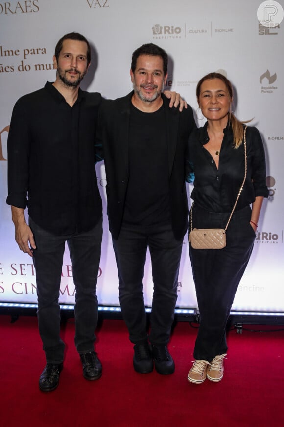 Diretor e roteirista do filme 'Pérola', Murilo Benício posou com Vladimir Brichta e Adriana Esteves em pré-estreia