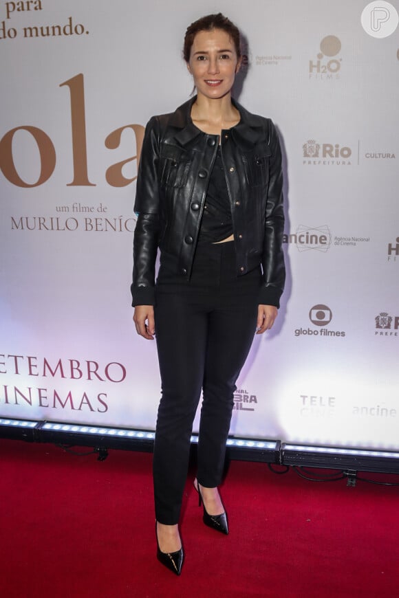 Marjorie Estiano também compareceu à pré-estreia do filme 'Pérola' e apostou no all black