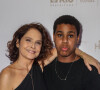 Drica Moraes e filho, Mateus, mostraram sintonia e apostaram em look all black para pré-estreia do filme 'Pérola'
