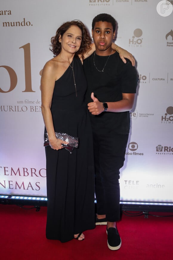 Drica Moraes e filho, Mateus, mostraram sintonia e apostaram em look all black para pré-estreia do filme 'Pérola'