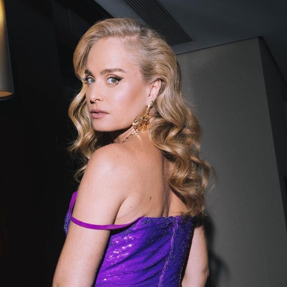 Vestido roxo e justo foi aposta de Angélica para evento de lançamento de linha de cosméticos