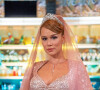 Gilda em 'Amor Perfeito' casou com Orlando e usou esse vestido de noiva com decote, brilho e até coroa