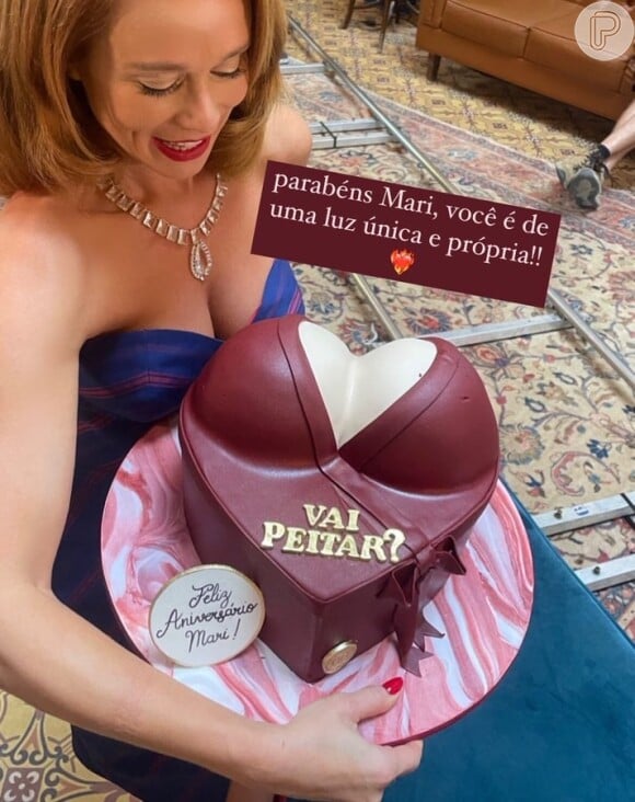 Nos bastidores de 'Amor Perfeito', Mariana Ximenes ganhou um bolo de aniversário com o seu 'decote'