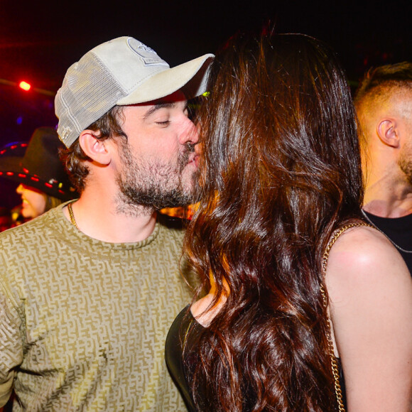 Fernando Zor e Nayara Munhoz já fizeram passeio de barco juntos após assumirem o namoro