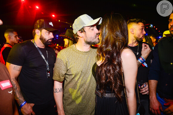 Fernando Zor deu beijo na namorada, Nayara Munhoz