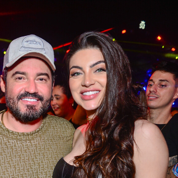 Casal Fernando Zor e Nayara Munhoz trocou beijos em rodeio na cidade de Jaguariúna, interior de SP, em 23 de setembro de 2023