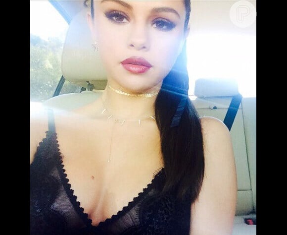 Em seu Instagram, Selena Gomez também tem postado fotos provocantes com decote