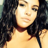 Selena Gomez posta foto com decote e fãs elogiam: 'Só olham para os seios'