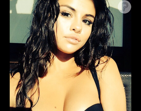 Selena Gomez posta foto com decote e fãs elogiam: 'Só olham paras os seios', escreveu um internauta no Instagram, nesta quarta-feira, 14 de janeiro de 2015