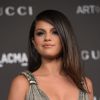 Em diversos eventos, Selena Gomez tem apostado no corte ousado no busto