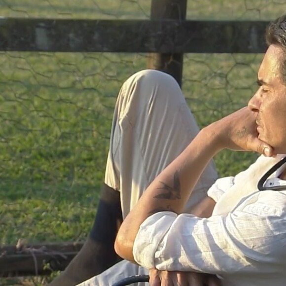 Danielle Winits postou um registro de André Gonçalves em 'A Fazenda' e manifestou sua torcida com um texto poético