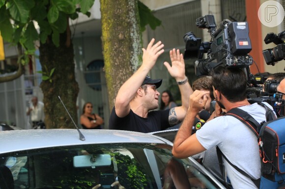 Diego Alemão, ao deixar a delegacia com seu advogado, voltou a disparar ataques contra a imprensa e contra Bruno de Luca