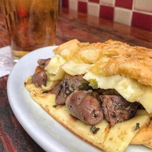 Galeto Sat's é conhecido por pratos como pão de alho com queijo coalho, coração de galinha, barriga de porco na brasa e, claro, os galetos