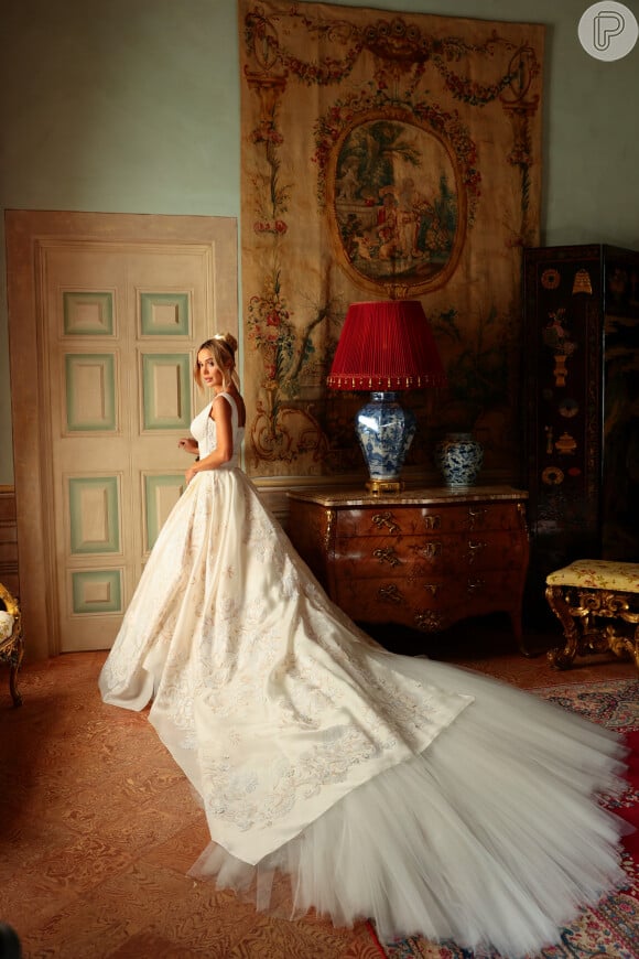 Vestido de noiva de luxo: Tatiane Barbieri usou um look da marca Dolce & Gabbana que custou aproximadamente 2 milhões de reais