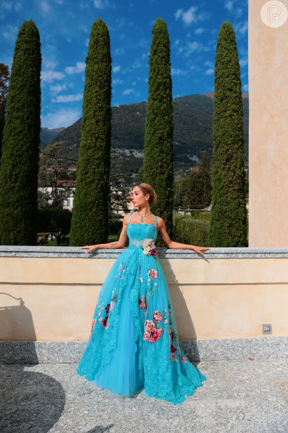 Dolce & Gabbana: Para almoço de despedida das comemorações, Tatiane usou um vestido azul com rosas