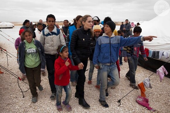 Angelina Jolie é embaixadora da Boa Vontade da ONU. Nesta foto, em visita a um campo de refugiados na Jordânia