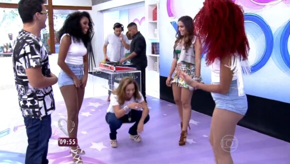Cissa Guimarães vai até o chão dançando o 'Quadradinho' com Anitta