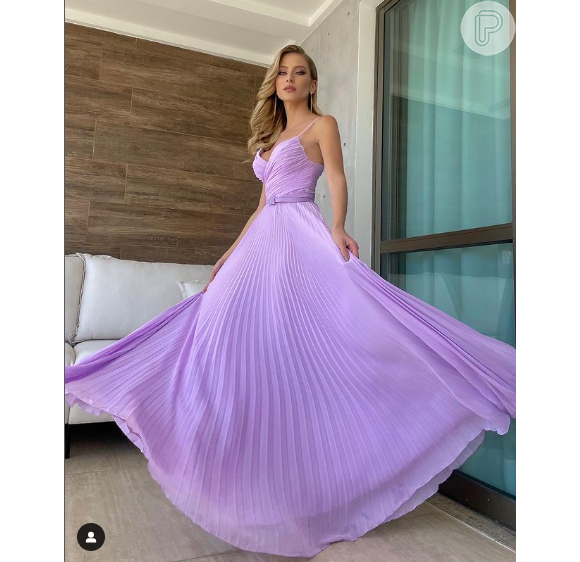 Hanna Romanazzi foi uma casamento usando esse vestido lilás lindo de viver