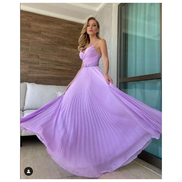 Hanna Romanazzi foi uma casamento usando esse vestido lilás lindo de viver