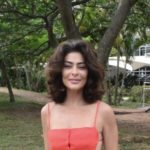 Juliana Paes escolhe look vermelho para evento em São Paulo e confunde com sua beleza