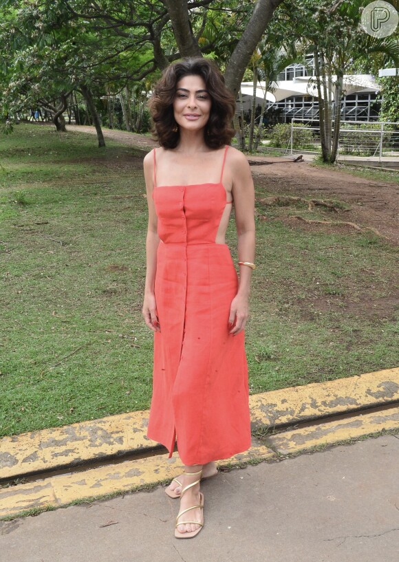 Juliana Paes escolhe look vermelho para evento em São Paulo e confunde com sua beleza